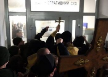 Кореспондентка ZIKу Алла Жизневська отримала опіки обличчя та руки під час висвітлення мітингу під судом в Києві