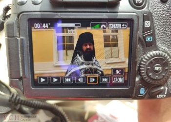 Щоб не дозволити знімати службу біля храму, журналістку штовхнули і вибили камеру