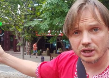 Хапав за руку і вдарив по голові, – у Херсоні відомий псевдоактивіст напав на журналіста