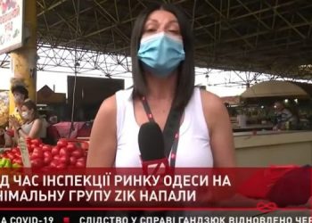 15 хвилин тримали «в оточенні»: група молодиків перешкоджала журналістам знімати на одеському ринку