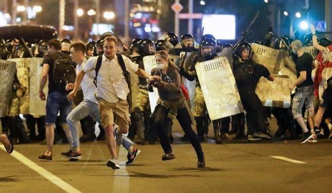 У Мінську ОМОН побив українського журналіста. НСЖУ висловлює солідарність з колегами, які працюють у Білорусі