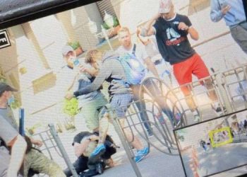 Поліція повідомила про підозру двом особам, які побили фотокора видання «Букви»