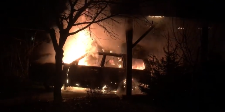 В Ужгороді спалили два авто, які належали місцевому журналісту та його дружині