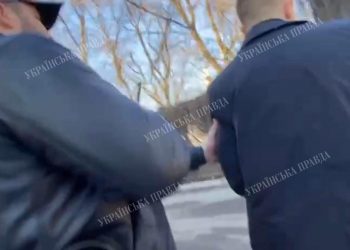 В аеропорту Дніпра з ножем напали на журналістів “Української правди”