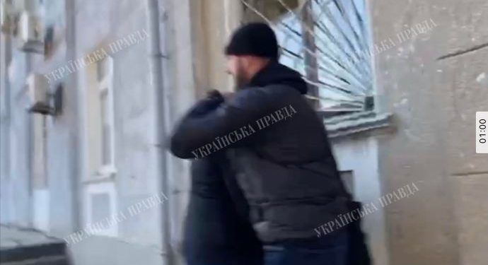 Поліцейські вручили підозри трьом особам за напад на журналістів «Української правди»